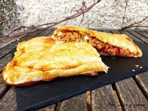 empanada de bonito - pan uvas y queso