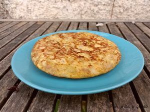 tortilla de escabeche - pan uvas y queso